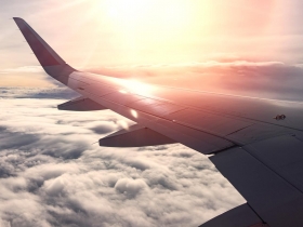 向空姐要毛毯，說Could I take a blanket為什麼不對？